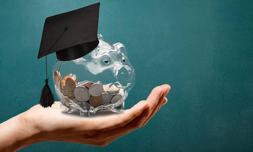 Estudiante ahorrando para su futuro profesional